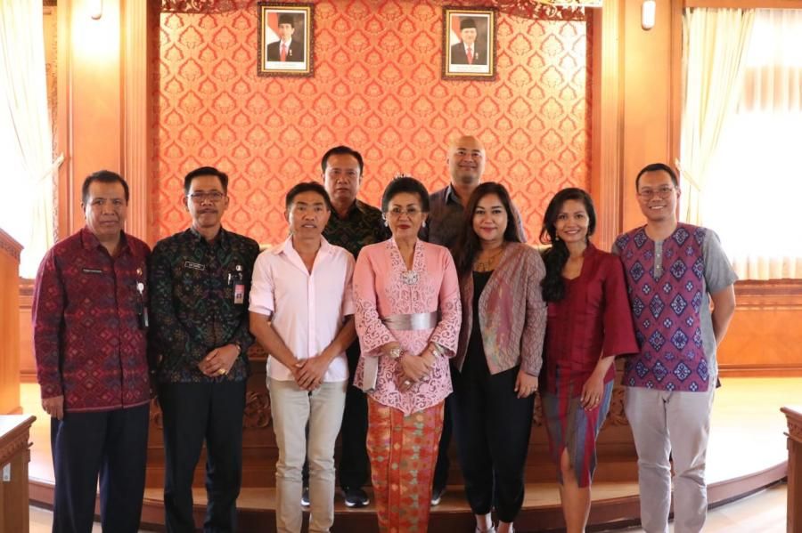 podiumnews.com-Ny Putri Koster Harap Desainer Bali Angkat Kekayaan Tenun Lokal